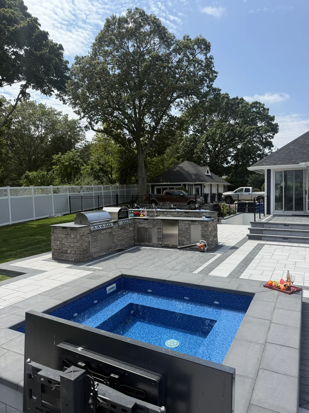 Spa, kitchen and television wall under the trees, Great River